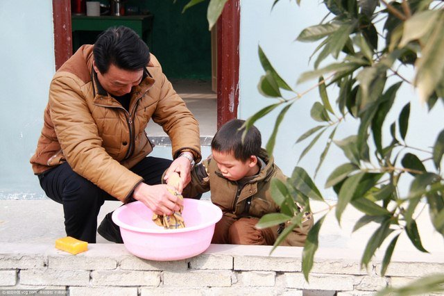 
Yang Changping, trưởng khoa thuộc Viện nghiên cứu giáo dục thế kỉ 21 cho biết dù dân số ở vùng hẻo lánh đã sụt giảm rất nhiều nhưng các điểm trường thế này là rất cần thiết. Chính phủ Trung Quốc vẫn hỗ trợ tài chính cho những điểm trường khắp cả nước.
