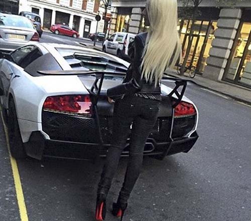 Cô gái trẻ khoe chiếc quần đắt tiền của nhà thiết kế Christian Louboutin bên cạnh siêu xe