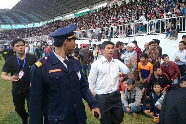 
Ông Huỳnh Mau (áo trắng) lại vừa thổi bùng tranh cãi về trọng tài ở trận HAGL 1-2 Đà Nẵng.
