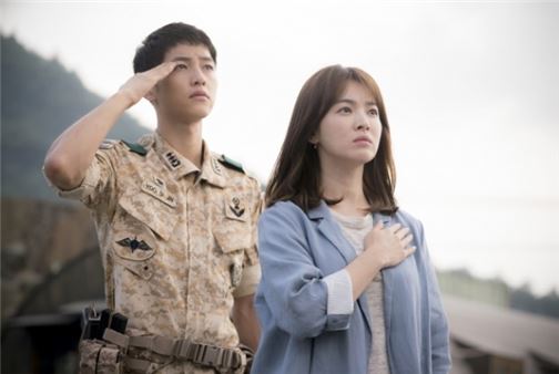 
Hậu duệ của mặt trời (Descendants of the sun) là bộ phim hot nhất màn ảnh xứ Hàn hiện nay. Phim kể về mối tình đậm chất ngôn tình giữa đại úy Yoo Shi Jin (Song Joong Ki) và bác sĩ Kang Mo Yeon (Song Hye Kyo).
