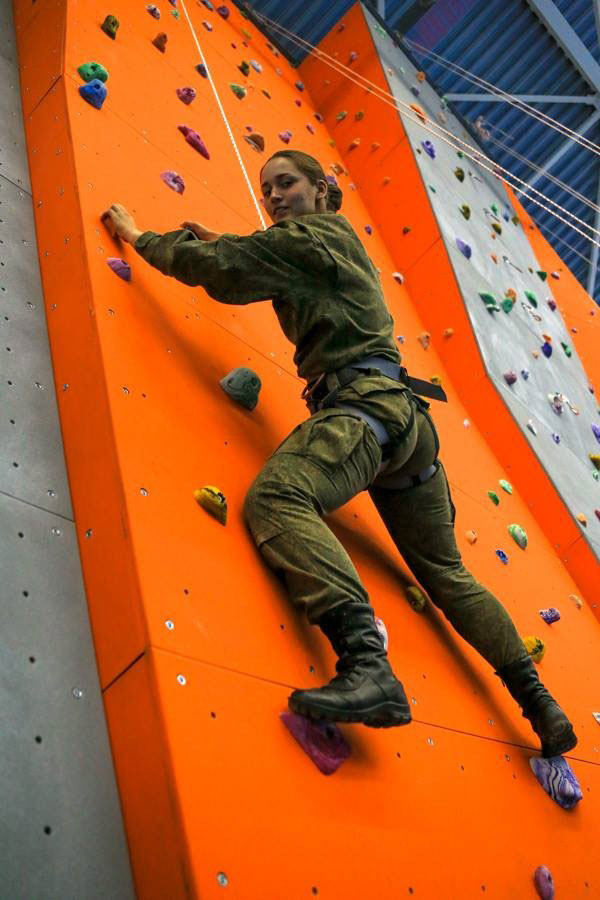 Lính dù là nhiệm vụ khá vất vả ngay cả với nam giới, nhưng không có nghĩa là các nữ quân nhân không thể hoàn thành nhiệm vụ. Trong ảnh, một nữ quân nhân đang tập luyện thể lực với thử thách leo núi trong phòng tập.