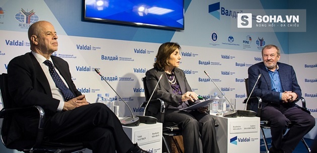 
Ông Vitaly Naumkin (trái) và bà Bouthania Shaaban, trợ lý của Tổng thống Syria Bashar al-Assad (giữa) cùng xuất hiện trong một sự kiện.
