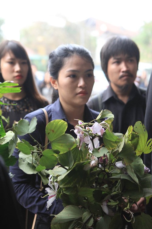 
Những bông hoa ban được bạn bè Trần Lập chuẩn bị để mang vào viếng anh.
