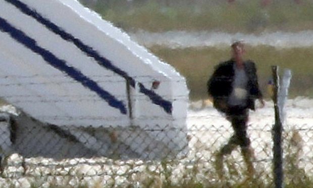 
Một người đàn ông, được cho là nghi phạm, rời khỏi chiếc máy bay của hãng EgyptAir.
