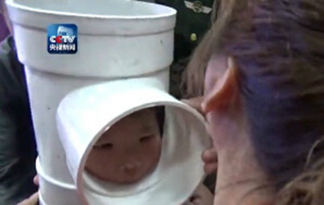 
Em bé hiếu động kẹt đầu trong ống nước.
