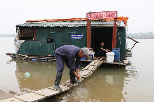 Ban ngày hai ông bà cùng nhau nhâm nhi chén trà, trông nom đàn gà, ban đêm ông Thành xách bao đi nhặt rác