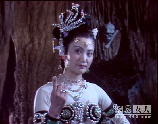 
Vai Bạch Cốt Tinh kinh điển của Dương Xuân Hà khi lần đầu chạm ngõ điện ảnh.
