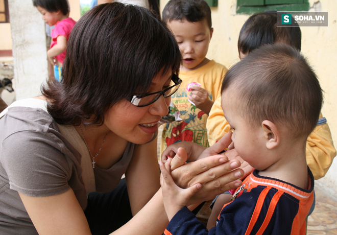 Nhà báo Thu Trang là người nặng tình với trẻ em miền núi khó khăn (Ảnh nhân vật cung cấp)