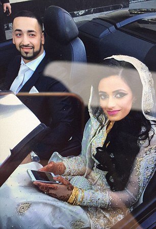 
Chú rể Usman Ali và cô dâu Sakina Parveen lái siêu xe trong ngày cưới
