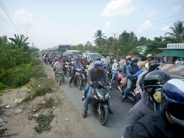 
Vụ tại nạn làm giao thông qua lại bị ùn ứ khoảng 2km trên quốc lộ 1A.
