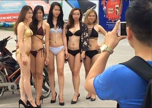 
Dàn mẫu mặc bikini gây xôn xao trước cửa siêu thị điện máy ở Hà Nội
