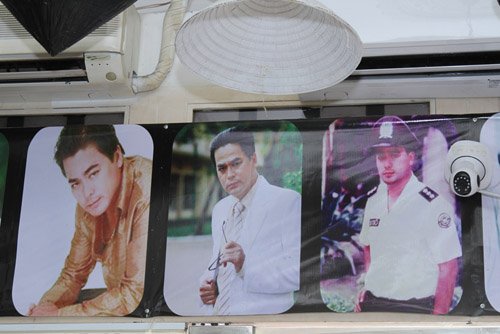 
Bên trong quán có trang trí khá nhiều hình ảnh của diễn viên Nguyễn Hoàng, cũng như một số phục trang mà anh từng dùng khi đóng phim.
