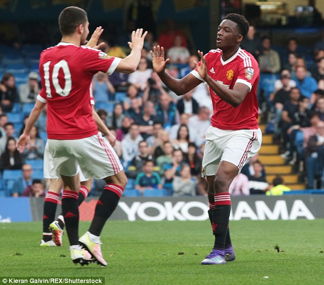 
Matthew Willock (phải) ăn mừng bàn thắng duy nhất của trận đấu ghi cho Man United.
