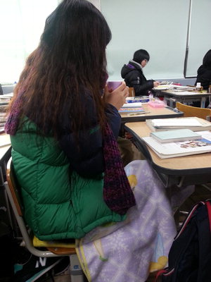 
Mùa đông tại Hàn Quốc rất lạnh, vì vậy nữ sinh phải tìm cách tự giữ ấm cơ thể.
