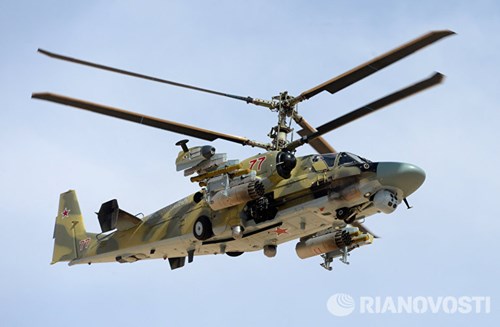 Ka-52 được vũ trang cực mạnh với 6 giá treo vũ khí hai bên hông. Các giá phóng này có thể trang bị hỗn hợp vũ khí bao gồm: 6 tên lửa chống tăng bám chùm laser bán tự động Vikhr cùng 2 bệ phóng rocket không điều khiển B8V-20 80 mm.