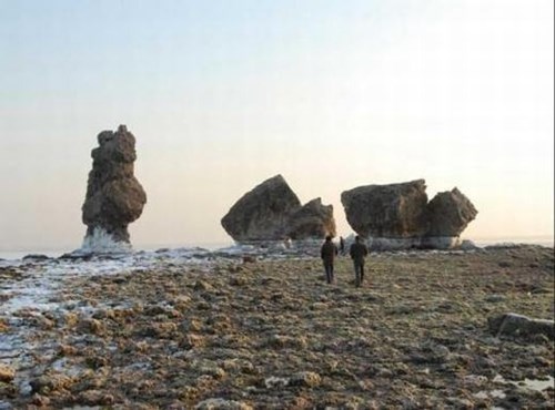 Khi thủy triều xuống, cung điện hiện rõ hơn. (Ảnh: SCMP)