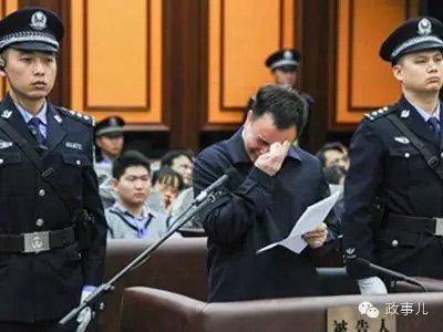 
Vạn Khánh Lương khóc lóc tại tòa
