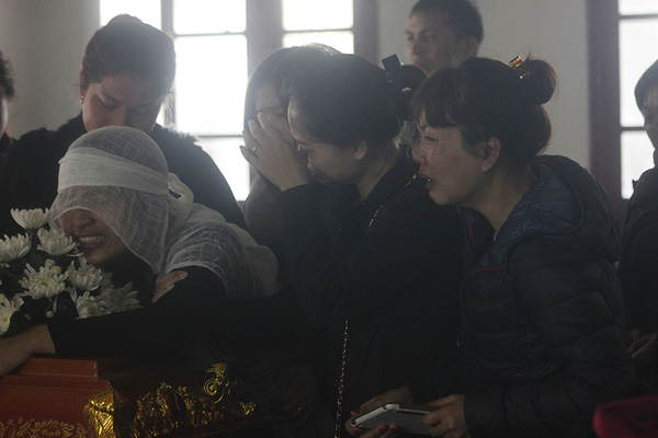 Người mẹ ôm quan tài con gái 7 tuổi chết trong vụ tai nạn xe Camry - (Ảnh: Vietnamnet).