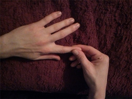 
Bấm vào gốc móng tay và cảm nhận cảm giác đau ở mỗi ngón là cách kiểm tra sức khỏe của bạn. (Ảnh: Internet)
