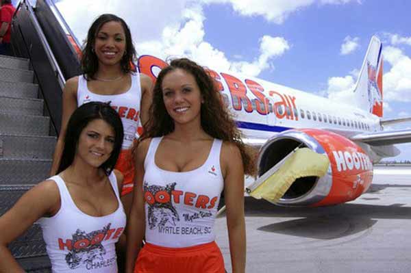 
Bộ đồng phục giản dị này giúp các nữ tiếp viên của Hooters Airlines khoe được thân hình khỏe khoắn và vòng 1 gợi cảm.
