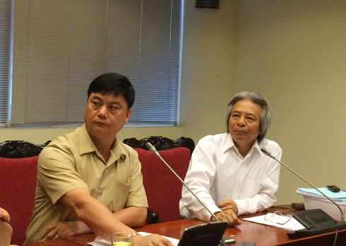 
Lãnh đạo Viện Hàn lâm Khoa học xã hội Việt Nam nghe câu hỏi của phóng viên
