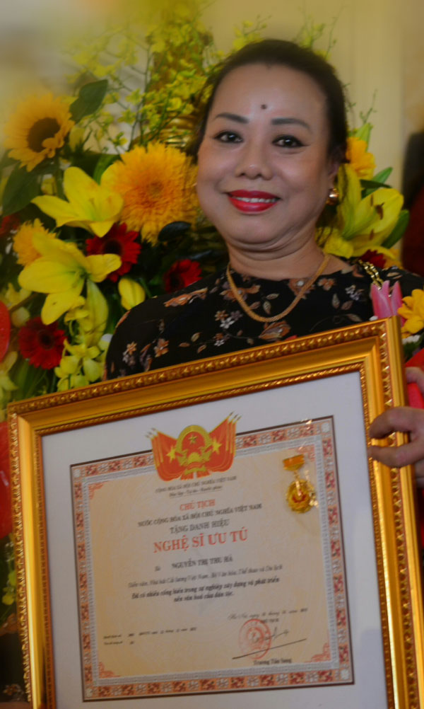 NSƯT Thu Hà trong ngày nhận danh hiệu NSƯT vì những đóng góp của mình cho Cải lương