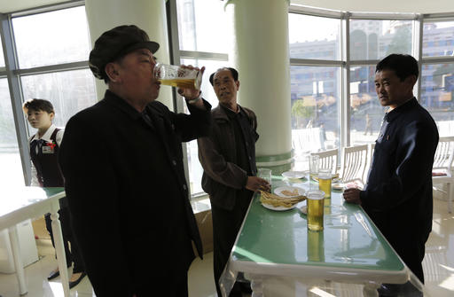 
Ông Park Sun Won (66 tuổi) một bác sĩ nghỉ hưu cùng bạn bè đi uống bia. (Ảnh: AP)
