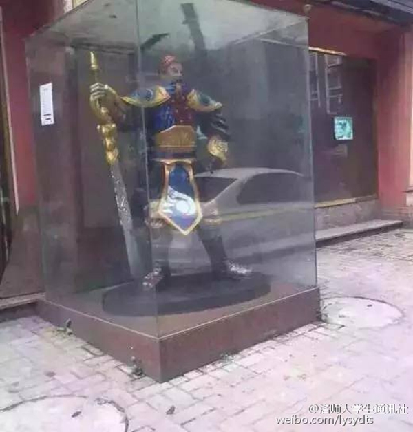 
Bức tượng nhân vật LOL được đặt trang trọng trước cửa quán net.
