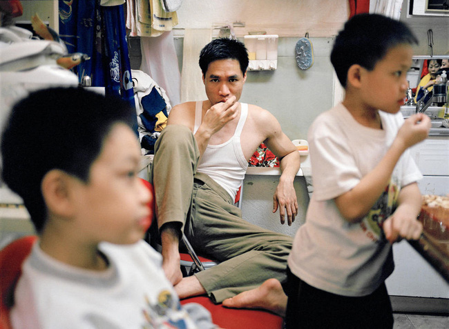 
Steven Lam và 2 con trai năm 2005.
