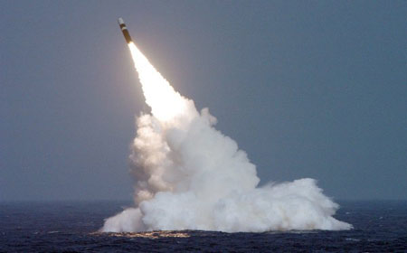 
Trident II D5: ICBM chính xác nhất. Quốc gia sản xuất: Mỹ, phóng lần đầu năm 1987. Trọng lượng phóng 58 tấn, tầm bắn 11.300 km. Trident được triển khai cho các tàu ngầm và có khả năng tiêu diệt với độ chính xác cao các giếng phóng ICBM và các sở chỉ huy kiên cố.
