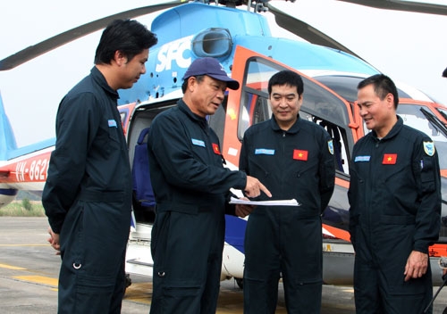 
Đại tá Vũ Thành Cung (thứ 2 từ trái sang) trao đổi nghiệp vụ với các phi công sau ban bay huấn luyện.
