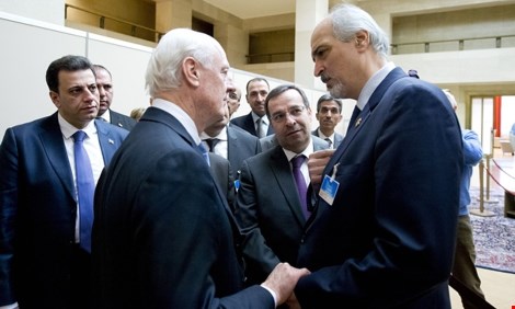 Đặc phái viên LHQ Staffan de Mistura (phải) gặp đại sứ Syria tại LHQ Bashar al Jaafari tại Geneva (Thuỵ Sĩ) ngày 29-1. (Ảnh: REUTERS) 