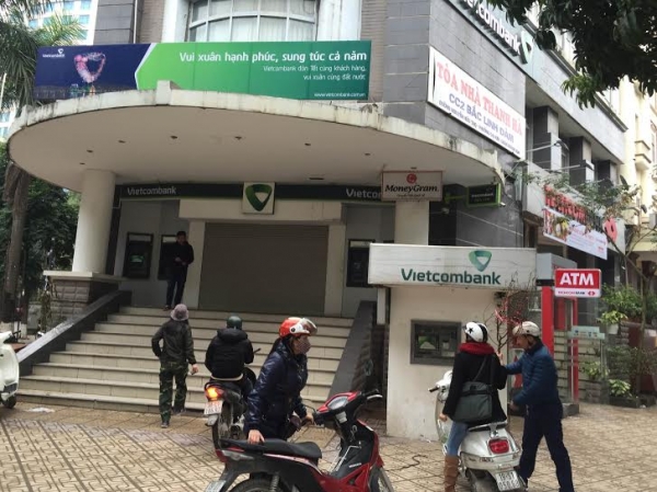 Người dân thất vọng với dịch vụ của ngân hàng VietcomBank. Ảnh: Đức Nguyễn 