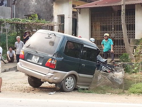 
Toàn bộ phần đầu chiếc xe 7 chỗ bị biến dạng kỳ dị sau cú đâm kinh hoàng.
