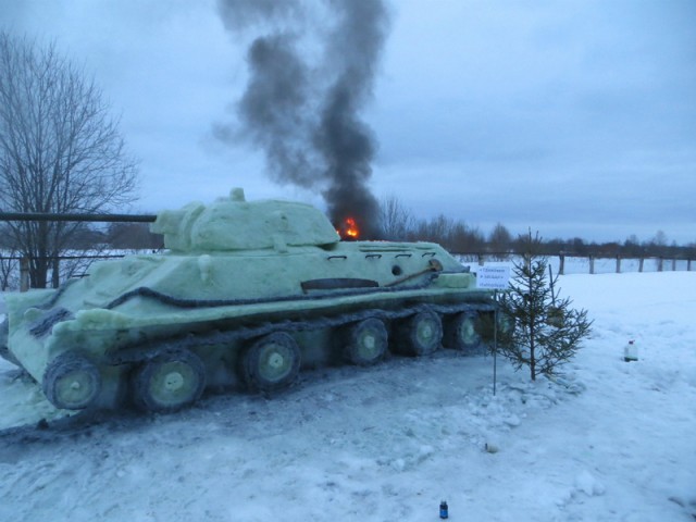 
Xe tăng T-34 bị bắn cháy?
