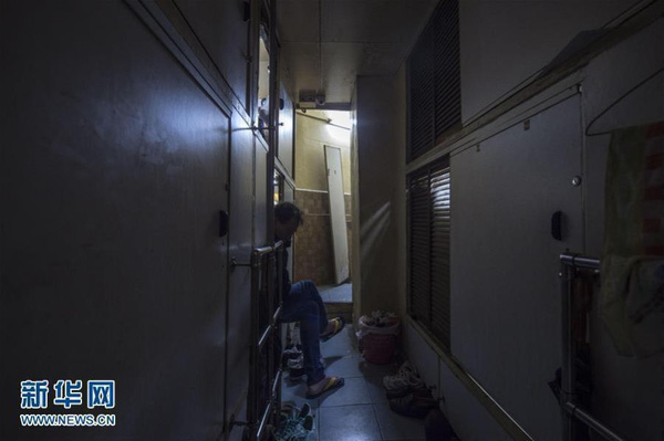 
Tại quận Shan Shui Po, ông Zhuang sống trong 1 căn buồng chỉ rộng có 1,8m2. Với chiếc buồng nhỏ như này, người đàn ông nghèo khó vẫn phải trả tới 210USD (khoảng 4,7 triệu đồng) cho 1 tháng thuê phòng.
