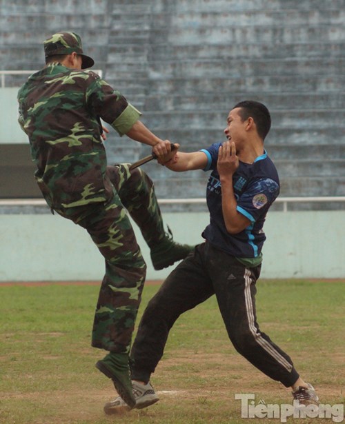 Những màn đấu võ với tội phạm của chiến sĩ biên phòng Việt Phong.