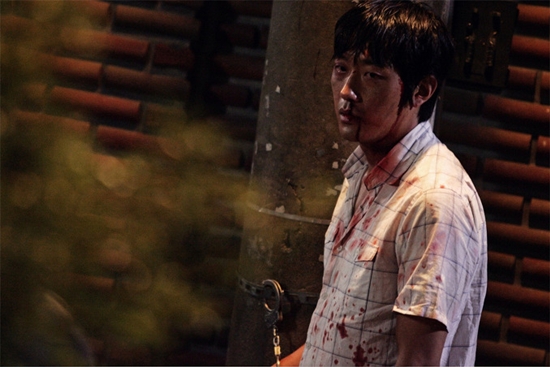 
Vai diễn đáng sợ này được lấy cảm hứng từ một kẻ giết người hàng loạt có thật. Ha Jung Woo đã đem đến một Je Young Min tâm thần với bản tính điềm tĩnh đến mức đáng sợ.Và đây cũng là vai diễn đáng nhớ nhất của nam diễn viên này.
