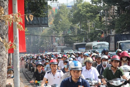 Các phương tiện càng trở nên hỗn loạn khi lượng xe đổ về tuyến đường này càng lúc càng nhiều mà không có lực lượng chức năng điều tiết, phân làn giao thông. Đến gần 11h trưa cùng ngày, hàng nghìn phương tiện vẫn còn ùn ứ kéo dài.