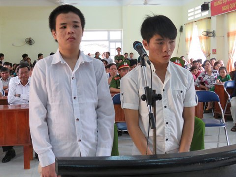 
Bị cáo Lương An Hào (bên trái) và bị cáo Nguyễn Tấn Dũng tại phiên tòa sơ thẩm

