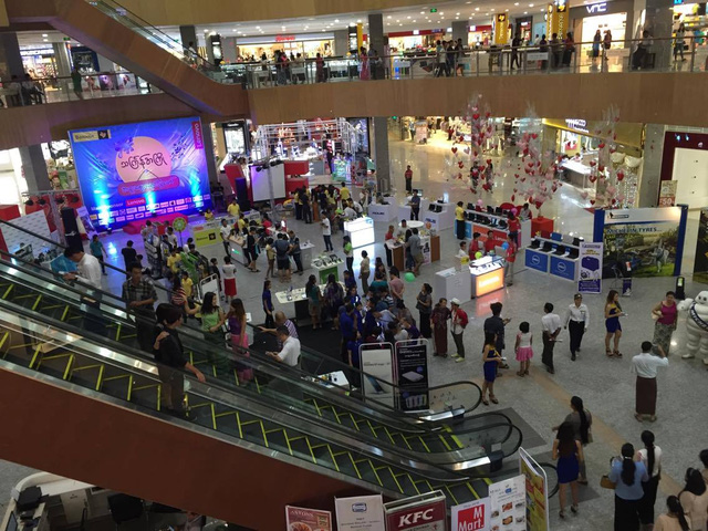 Myanmar Plaza lúc nào cũng đông khách vì là TTTM duy nhất ở Yangon