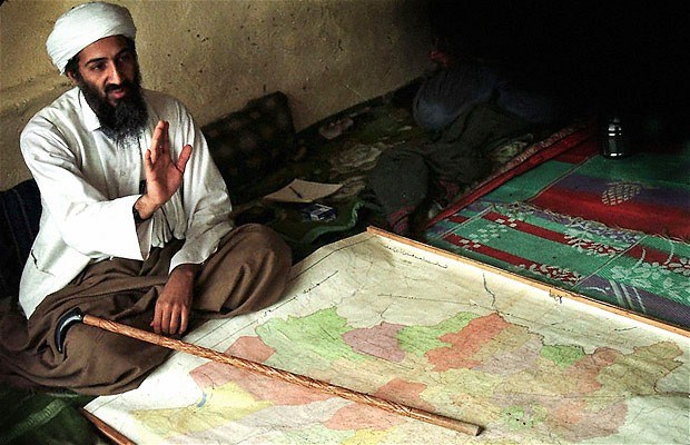 Bin Laden trước một tấm bản đồ Afghanistan, ảnh chụp năm 1998 (Nguồn: Telegraph)