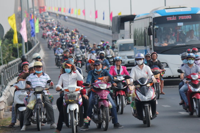 
Hàng vạn xe máy, ô tô kẹt cứng trên cầu Rạch Miễu sáng 30-4 - Ảnh: Mậu Trường
