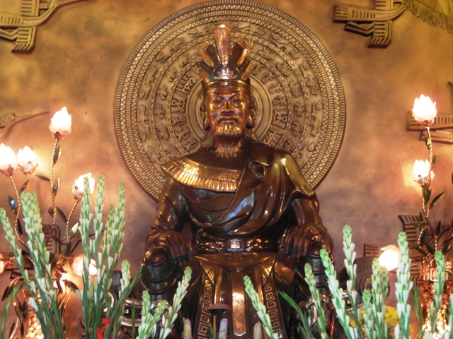 Tượng Vua Hùng trong đền tưởng niệm các Vua Hùng trong công viên Tao Đàn (Ảnh: baolaodong)