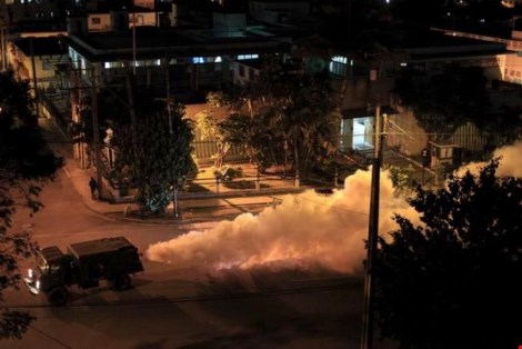 Xe quân đội phun thuốc chống muỗi Aedes vào ban đêm trên đường phố Cuba (Ảnh: Reuters)