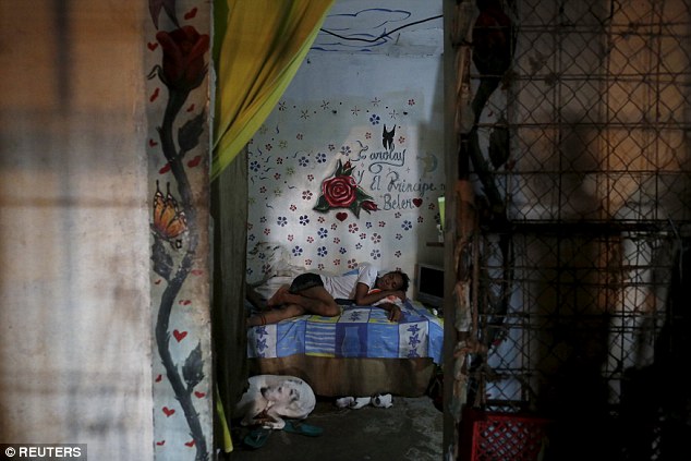 
Một góc phòng nhỏ của nữ tù nhân trong nhà tù La Joya, họ quá quen với cảnh thiếu thốn thế này.
