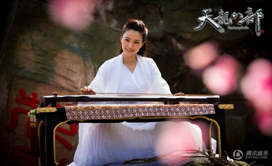 
Dù chỉ tham gia vào Thiên long bát bộ với vai khách mời nhưng Cao Viên Viên vẫn để lại ấn tượng với cảnh gảy đàn.
