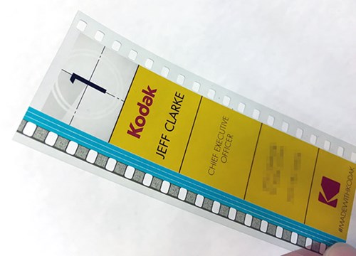Tấm danh thiếp này được làm từ một đoạn phim 35mm (thường được sử dụng trong các máy ảnh phim) với màu vàng đặc trưng của Kodak.