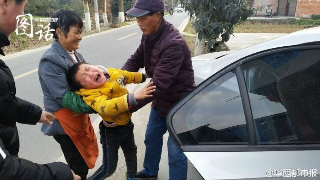 
Hình ảnh làm đau lòng người xem và đang là thực trạng phổ biến tại các gia đình ở Trung Quốc.
