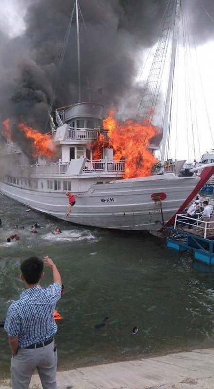 
Du khách hoảng loạn nhảy xuống biển thoát thân khi tàu tàu QN 6299 bị lửa trùm kín. 10 con tàu bị cháy thời gian qua đều chủ yếu chở du khách quốc tế.
